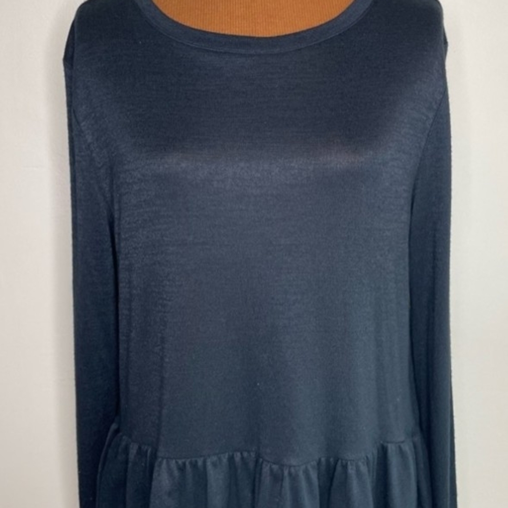 EUC GAP Black Long Sleeve Ruffle Bottom Soft Crewneck Shirt Size Large